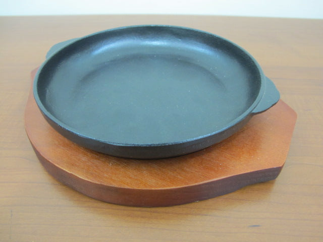 Round sizzling platter with wooden base – HouzeCart