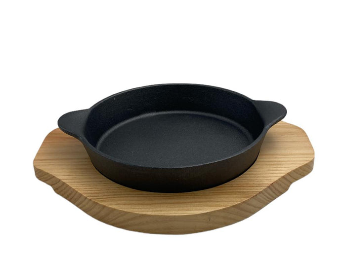 Cast iron round sizzling platter with wooden board