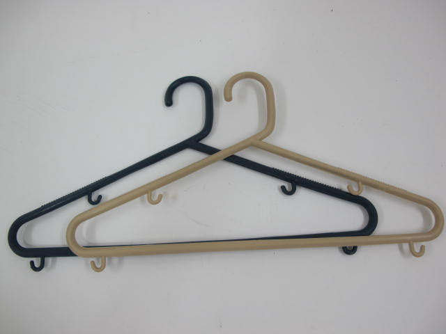 Plastic hanger with mini curves